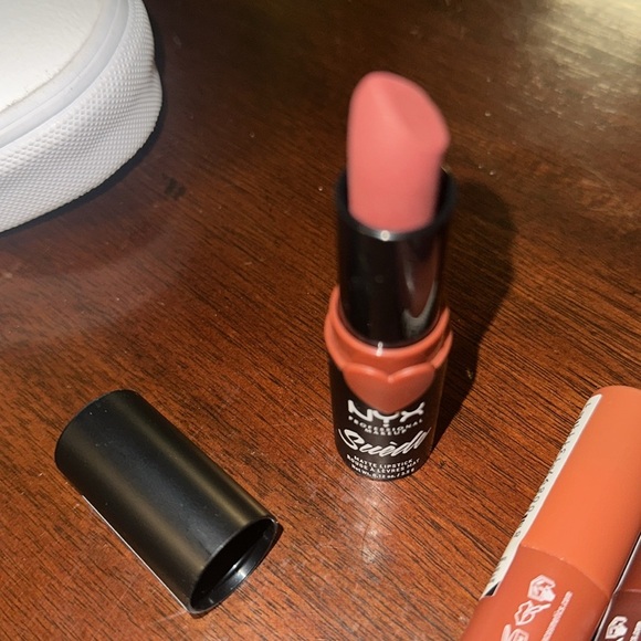 NYX 4 x lip cream and 1 lipstick. 3 sealed and 2 broken seal but as new. - Picture 4 of 5